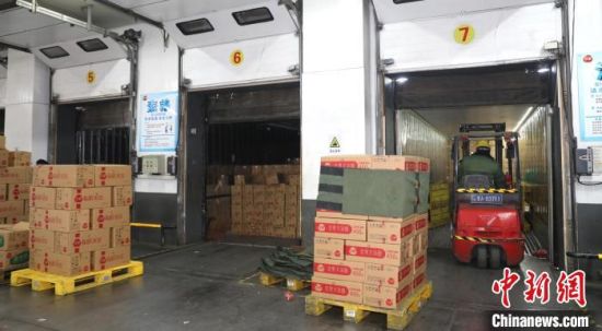 图为叉车工人将速冻食品摆放整齐。 惠济区委宣传部供图 图为叉车工人将速冻食品摆放整齐。 惠济区委宣传部供图